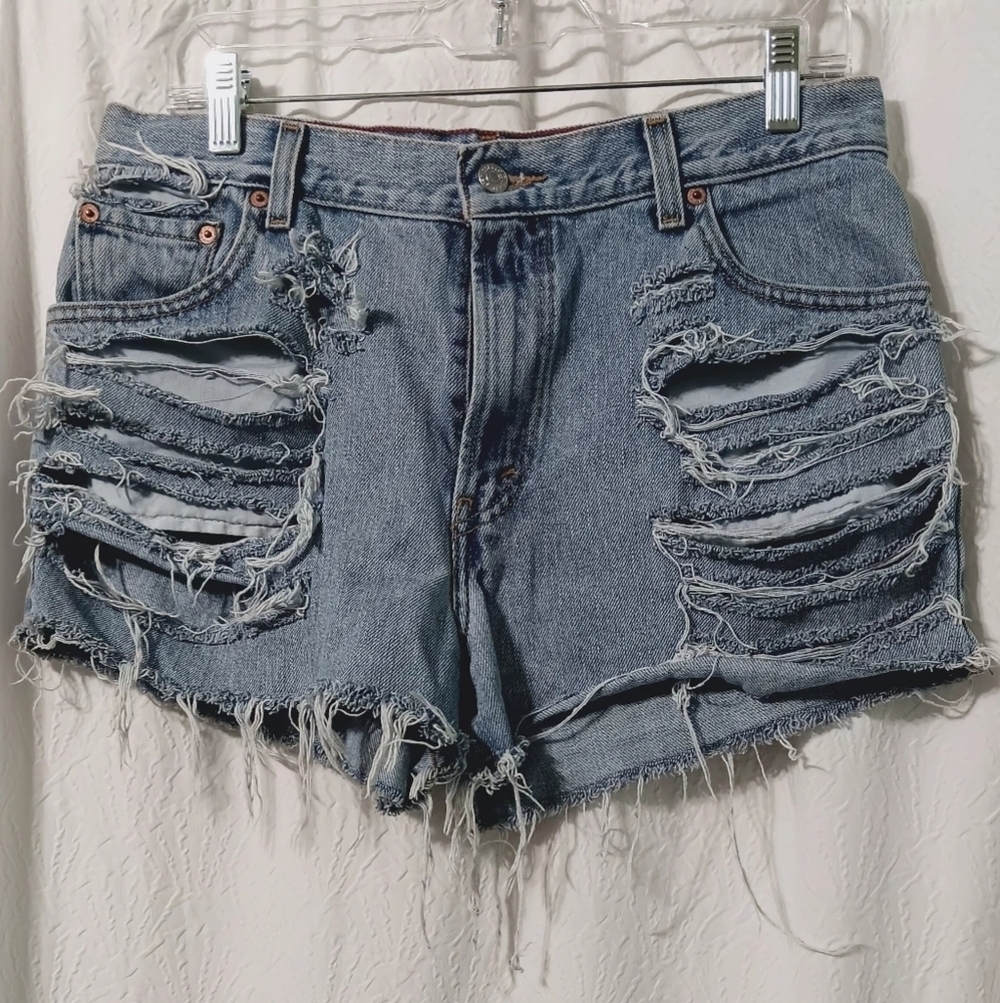 Levi’s 550  cut off  high waisted light- wash shorts Size 31